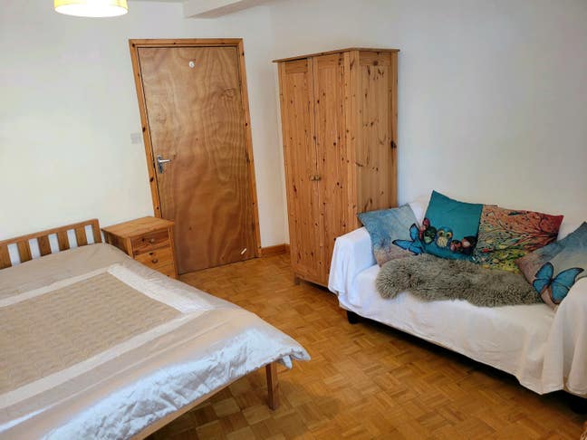 Spacious double bedroom for single occupancy Main Photo