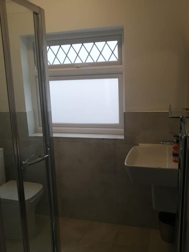 Bright spacious clean living double bed room  Main Photo