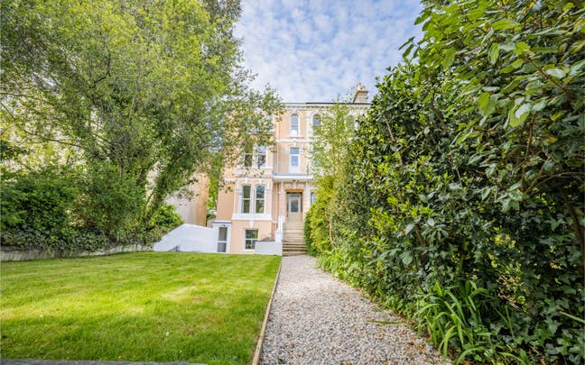 Beautiful Garden Flat - Connaught Avenue Main Photo