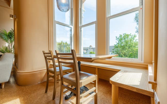 Beautiful En-suite Room - Connaught Avenue Main Photo