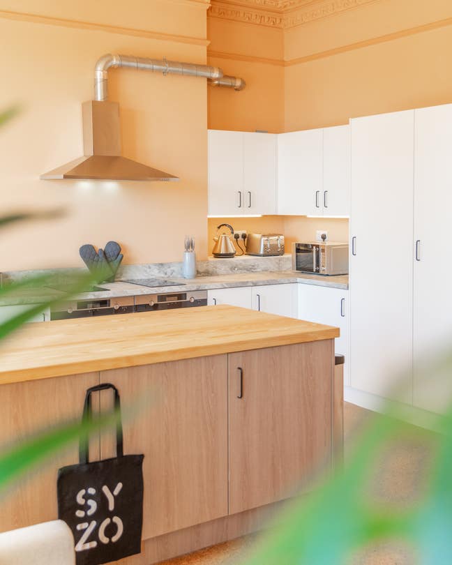 Beautiful En-suite Room - Connaught Avenue Main Photo