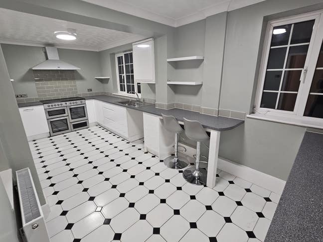 **2 Beautifully Presented Bedrooms Available ** Main Photo