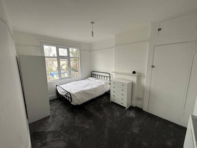  Lovely room next to Prittlewell STN (Female only) Main Photo