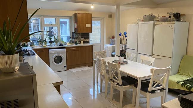  Large Double Room Close to the Tube Station Main Photo