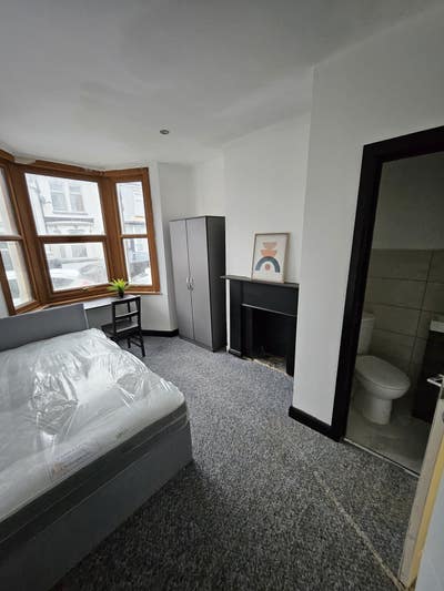 Ensuite double bedrooms available now Main Photo
