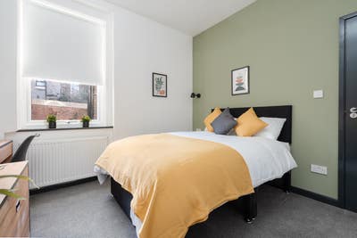 *Central Urban Retreat: Stylish House* Main Photo