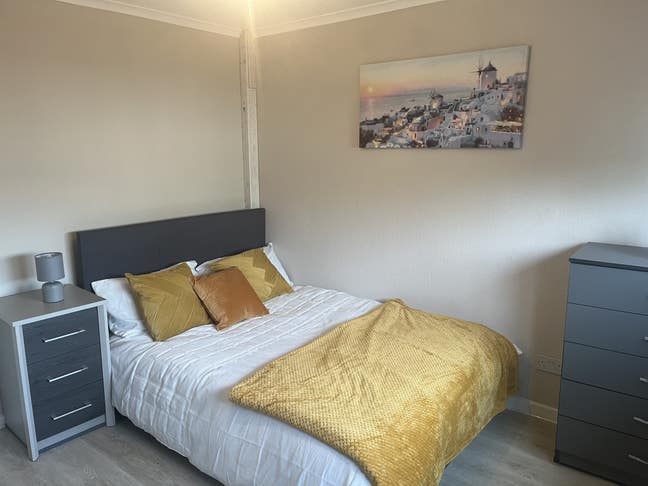 Good Size Modern Rooms in a nice quiet area Main Photo