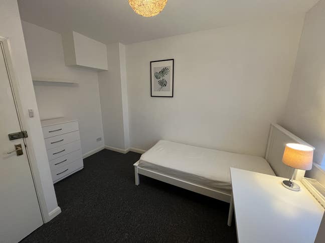 Great size single room in a 3-bed, 2 bathroom flat Main Photo