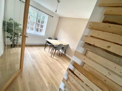 Ensuite room - 5 mins walk - LRI/Train station  Main Photo