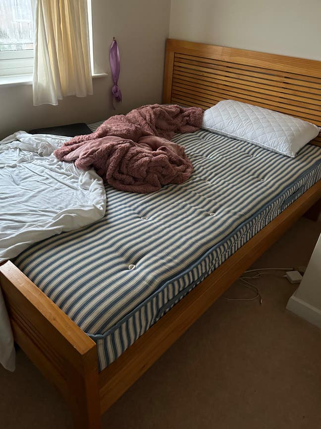 1 room available with shared kitchen for a female  Main Photo