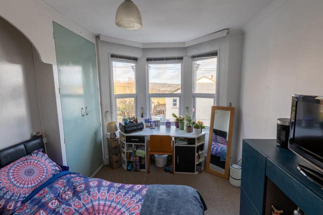 Large double room with beautiful bay window Main Photo