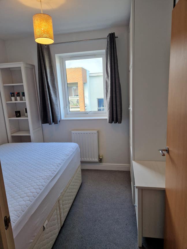 Small double room in 2 bed apartment Main Photo