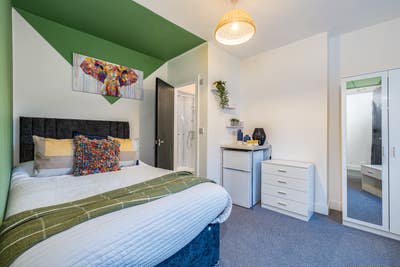 "Room with Own Bathroom on Edward Street" Main Photo