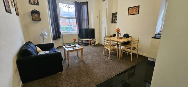 1 bed flat, renovated,Fallowfield, 24hr bus Uni. Main Photo