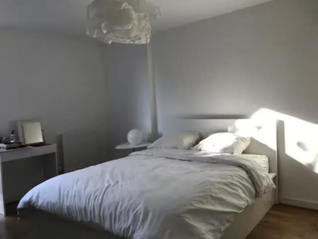 Spacious bedroom in Hoxton Main Photo