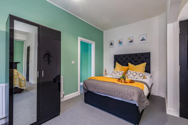 "Spacious Ensuite Room Now Availble  Main Photo