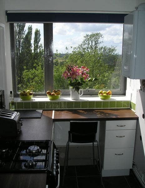 Calm apartment to share with 1 female Main Photo