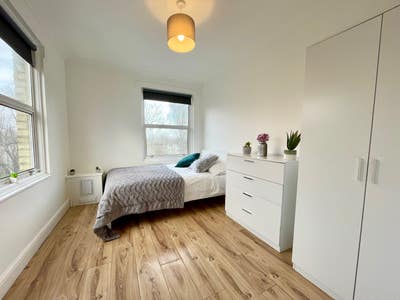 Room Available in Female House W3 Main Photo