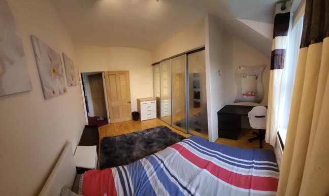 Extra Large Double room available great location Main Photo