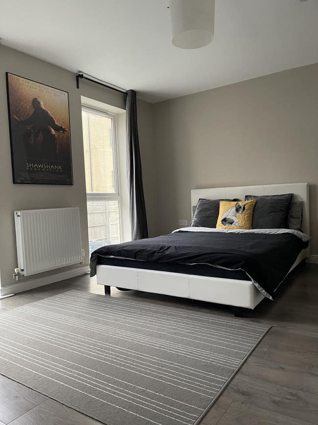 Double Large Furnished Room in New Development Main Photo