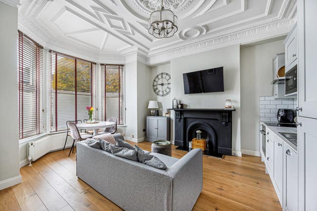 Lovely Double bedroom in modern apartment in W3! Main Photo