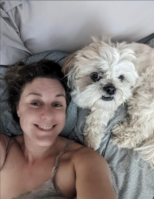 Clean & tidy female with 1 small dog Main Photo