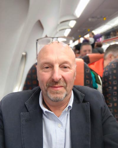  Professional male aged 58 seeks double room.  Main Photo