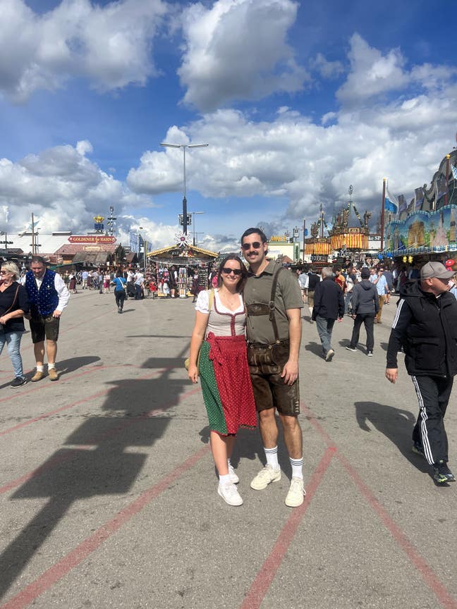 Professional couple looking for short-term Main Photo