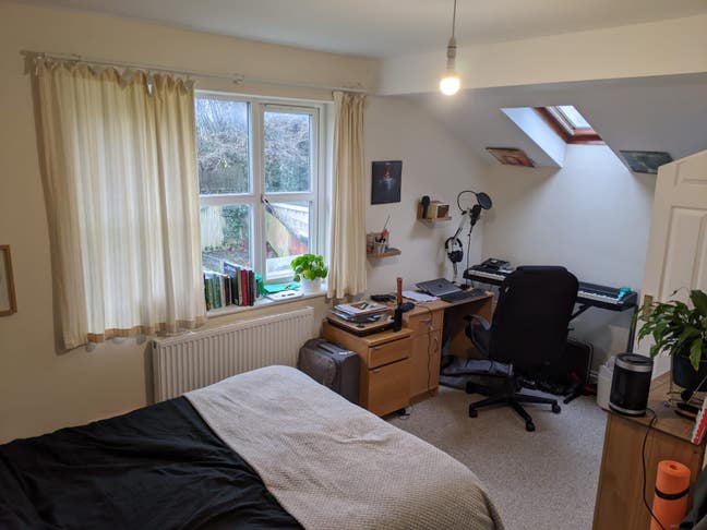 Large sunny bedroom with en-suite bathroom Main Photo
