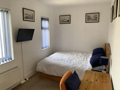 Double room in clean stylish home Main Photo