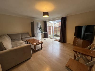 4 bedroom house - close to amenities  Main Photo