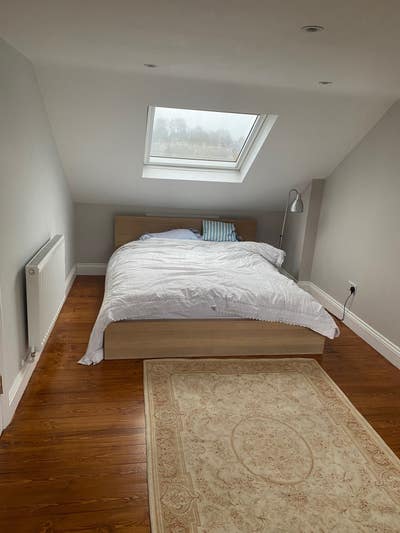 Entire top floor with two rooms and bathroom Main Photo