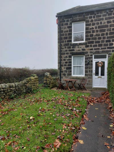 Lovely Small Double Room in Cosy Cottage  Main Photo