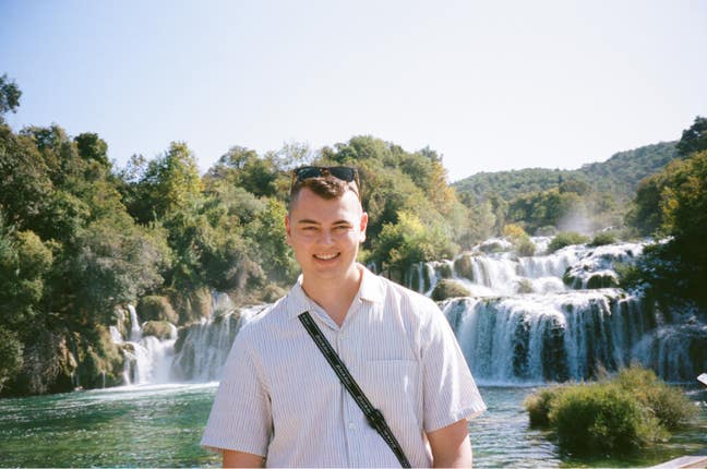 26-year-old professionals looking for a room! Main Photo