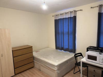 Studio Room to let Main Photo