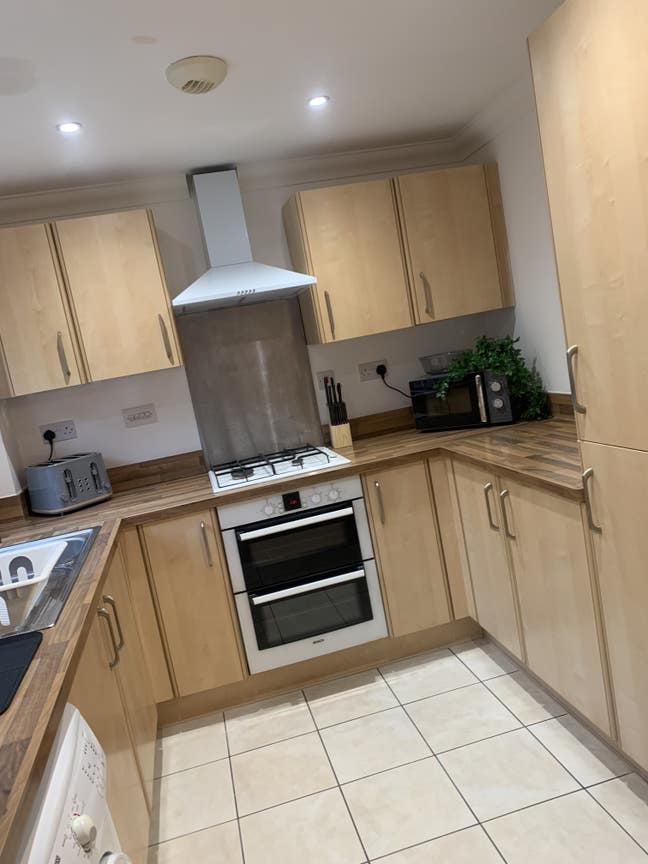 Refurbished Shared Town House, near shops  Main Photo