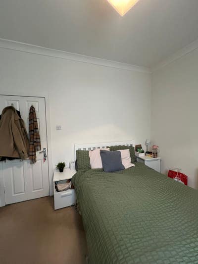 Double room in immaculate home 3 mins to tube  Main Photo