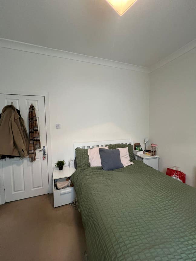 Double room in immaculate home 3 mins to tube  Main Photo