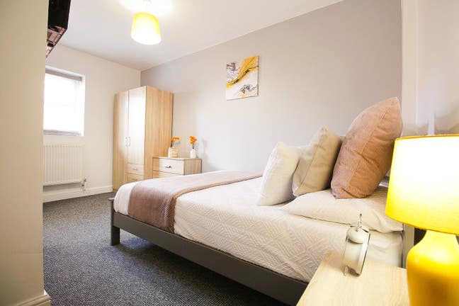 Stylish double ensuite - All bills Included Main Photo