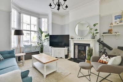 Large Double Bedroom in Stunning Victorian House Main Photo