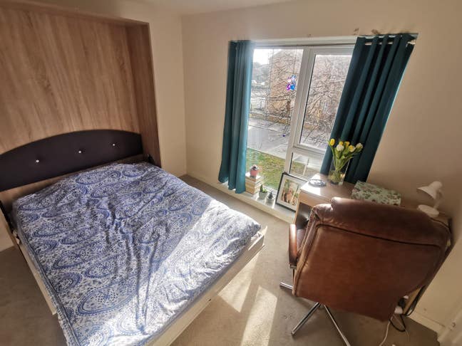 Ensuite bedroom close to the train station Main Photo