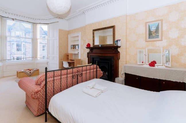 Large, bright Bedroom in a Spacious Meadows Flat Main Photo