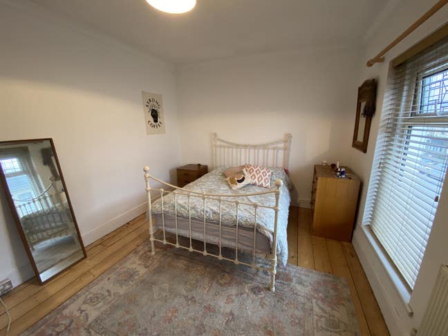 Bright large room available close to seafront Main Photo