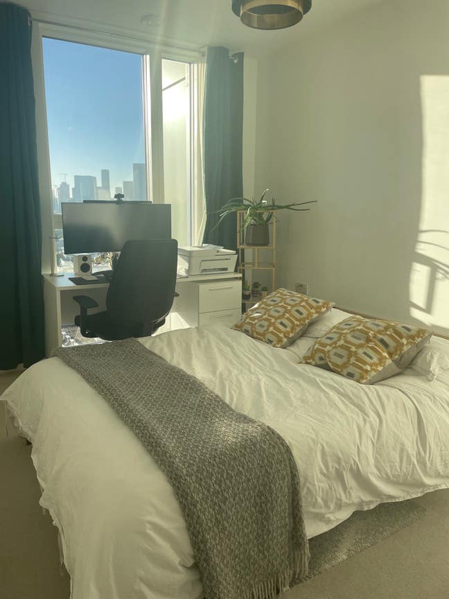 Stunning CW views & 1 min to DLR / Double Room Main Photo