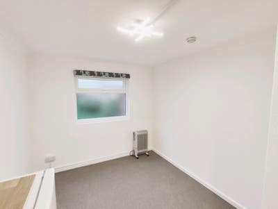 Chic Studio Apartment in Feltham TW13 Main Photo