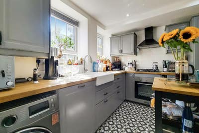 Very Large Double Room in Modern Shad Thames Flat Main Photo