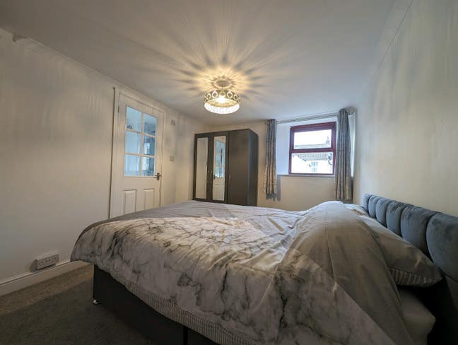 Recently Renovated Ensuites Rooms Main Photo