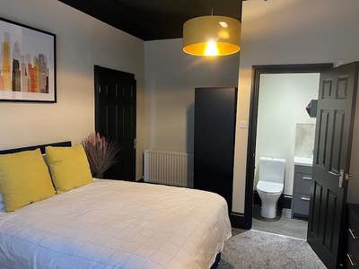 Ensuite Room in Refurbished Home - 110S Main Photo