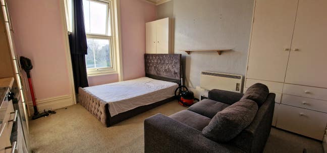 Nice Clean Studio Flat to let in quiet area Main Photo
