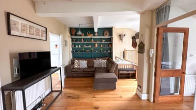 3 Bedroom Sunny, Airy Penthouse Hampstead Village! Main Photo